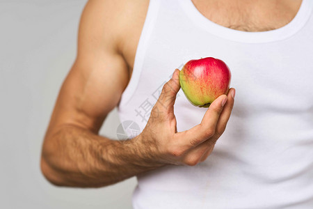 新水果苹果维他命 工作室的生活方式黑发老年成人食物男性营养运动健康快乐冒充背景图片