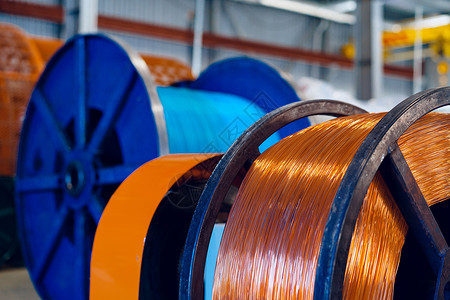 生产铜线 在工厂的钢丝里装有电缆 有线厂机器圆圈硬件筒管缠绕焊接电压宏观危险工程背景图片