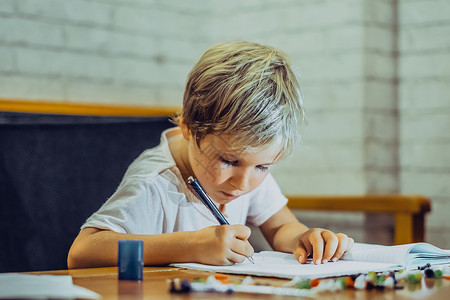 勤奋努力在家上学钢笔小子高清图片