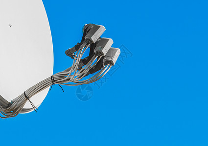 同轴电缆卫星天线对着蓝天空 特制的蓝色反光板电缆房子电子产品电磁技术信号控制广播背景