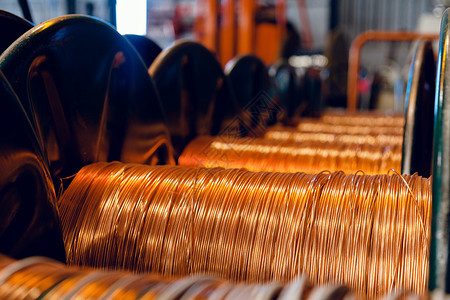 生产铜线 在工厂的钢丝里装有电缆 有线厂螺旋植物线圈车轮黄铜卷轴圆圈宏观高压硬件背景图片