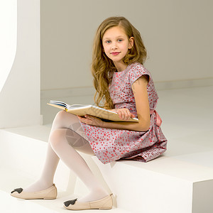 粉色年轻情感阅读可爱的长海女孩坐在台阶上 在镜头中微笑壁架女学生冒充房间童年快乐教育学习女性知识背景
