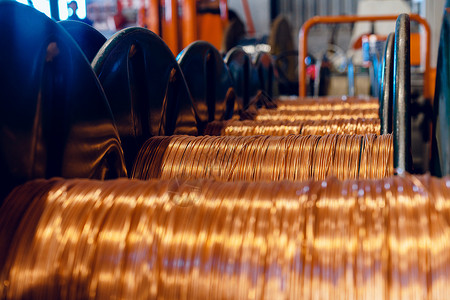 生产铜线 在工厂的钢丝里装有电缆 有线厂焊接硬件机器金属卷轴螺旋商业车轮黄铜活力背景图片