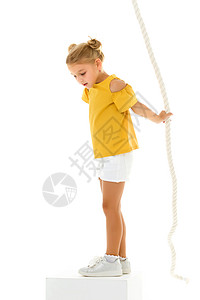 跳绳小女孩一个小女孩用手抓住绳子 挥舞着绳子活力跳绳女性闲暇孩子童年玩具运动乐趣游戏背景