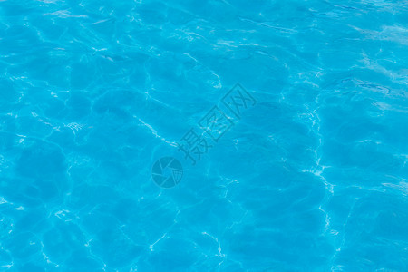 蓝色清晰池水 有抽象反射和波表面背景图案的蓝光泳池水背景图片