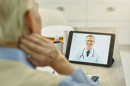 老年公民在网上获得医生的接诊高清图片