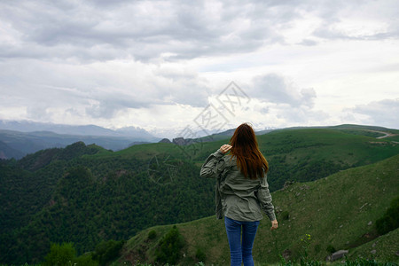 旅游山区妇女旅游山地旅行自然景观度假女孩女郎自由夫妻日落金发远足天空岩石冒险背景图片