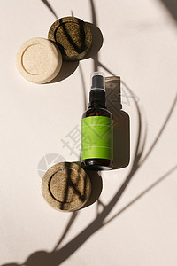 喷雾瓶 有绿色的香皂品牌和固体肥皂棒空间高清图片