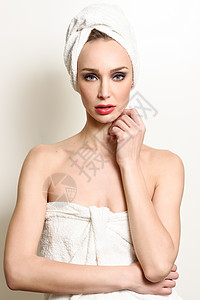 漂亮的金发美女 头戴白毛巾治疗皮肤女性女孩洗澡护理女士浴室淋浴成人背景图片