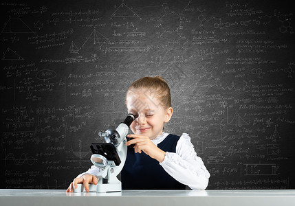 透过显微镜观察的小小科学家学生学校孩子生物童年科学研究员化学实验黑板背景图片