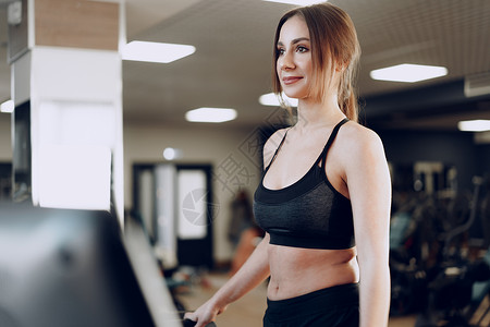 在健身俱乐部培训一名年轻运动型天主教女运动员的肖像黑色训练平衡女士健身房有氧运动运动身体成人胸罩背景图片