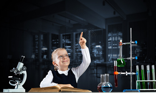 坐在书桌的小女孩科学家课堂玻璃班级瞳孔童年学习器皿实验管子教育背景图片