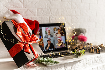 圣诞头像圣诞节虚拟会议团队远程办公 家庭视频通话远程会议 笔记本电脑网络摄像头屏幕视图 不同的肖像头像在他们的家庭办公室工作 在线欢乐时背景
