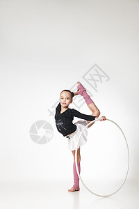 白色年轻运动员漂亮的小女孩在白色背景上做体操的白人背景力量杂技灵活性专注活动童年女性有氧运动训练成功背景