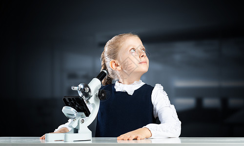 带显微镜的小女科学家学生班级生物学化学品微生物学童年知识课堂创新学校背景图片