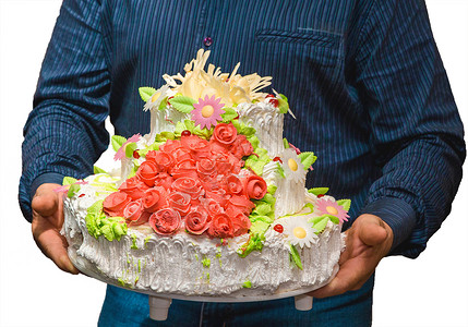 大事件素材一个男人带着一个大层的白奶油结婚蛋糕 上面有红甜甜蜜玫瑰 在孤立的背景下装饰仪式糕点庆典蛋糕甜点婚姻面包盘子美食桌子背景