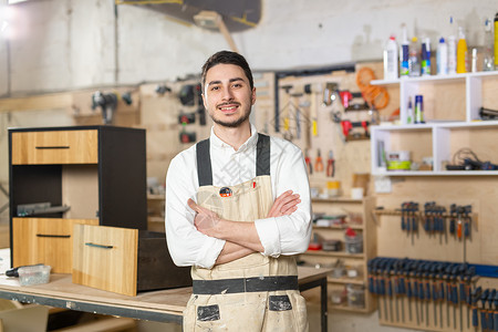 仓管员家具厂 小型公司和人的概念  制造业中一位微笑的男性工人的画像工厂贮存技术木材头盔木工团体风镜仓库操作员背景