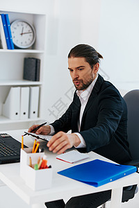 实业标志实业商膝上型电脑台式办公技术讲话办公室男性讨论企业家标志经理施工说话工作背景