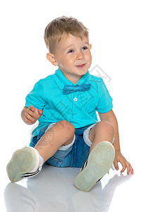 小男孩蹲下来了孩子年龄小学盒子工作室男性儿童青年男生宝贝背景图片