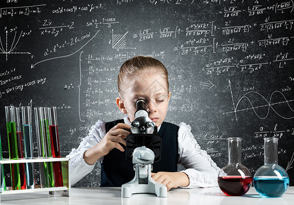 透过显微镜观察的小女孩科学科学家管子学生玻璃知识教育技术孩子黑板瞳孔烧瓶背景图片
