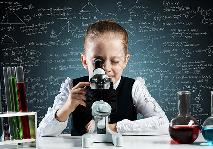 透过显微镜观察的小女孩科学科学家黑板女孩女学生测试课程烧瓶数学教育知识班级背景图片