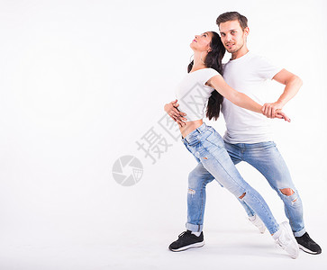 酸爽情人梅有激情的情侣在白背景上跳社会舞蹈舞或bachata semba或talaxia女孩女性情感情人舞者女士夫妻社交行动姿势背景
