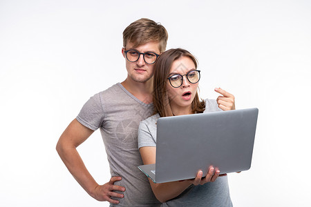 神经 学习 人的概念  一对夫妇学生看网书 看起来像害怕在白色背景上 笑声电脑极客夫妻眼镜团体男性男人图书馆眉毛教育背景图片