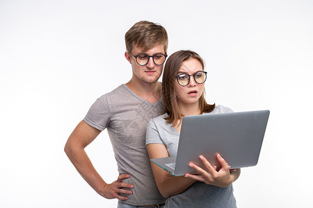 神经 学习 人的概念  一对夫妇学生看网书 看起来像害怕在白色背景上 笑声智力女士极客团体成人手指男人眉毛女性衬衫背景图片