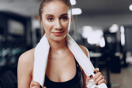 在健身俱乐部培训一名年轻运动型天主教女运动员的肖像有氧运动运动身体福利平衡运动装健身房胸罩黑色成人背景图片
