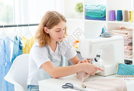 拼接布服装匠亲手缝纫新设计别针女士工艺职业女裁缝剪裁针线活设计师机器桌子背景