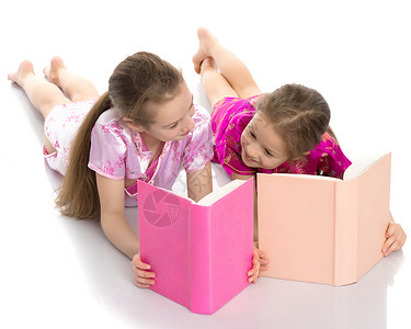 姐妹女孩读一本书朋友阅读闲暇学习孩子家庭分子知识男生幼儿园背景图片