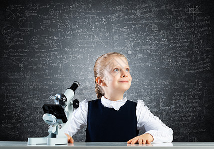 带显微镜的小女科学家童年课堂女学生知识创新班级黑板教育实验科学背景图片