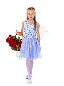 一篮康乃馨带一篮花的可爱小女孩花朵假期童年婴儿场地乐趣公园裙子喜悦植物背景