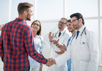 感恩护士素材医生和男人说话 握手男性问候语医院感激诊断诊所药品护士商业治疗背景