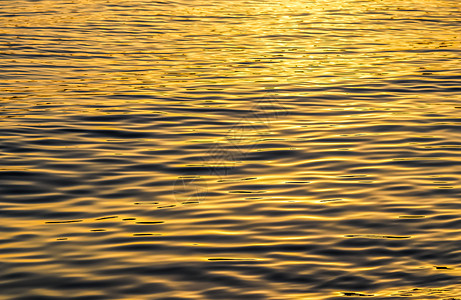 日落时金色海浪以地表背景为光亮力量游艇热带波纹花絮波浪假期海滩气候环境背景图片