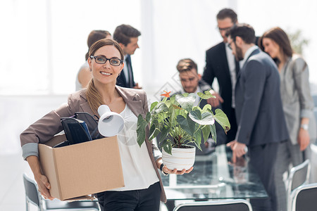 以办公室背景为背景的新公司新雇员的员工会议商业盒子喜悦商务女性管理人员成人同事领导者第一的高清图片素材