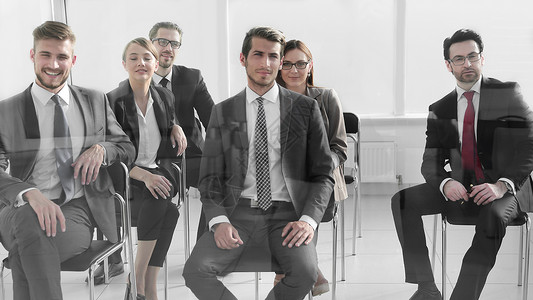 男人和女人排班坐在椅子上学生会议面试商业人士经理坐姿领带男性职业背景