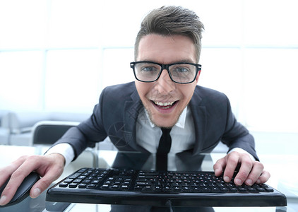 键盘漫画素材在键盘上打字的疯子书呆子工具电脑笔记本相机想像力成人男人商业漫画男性背景