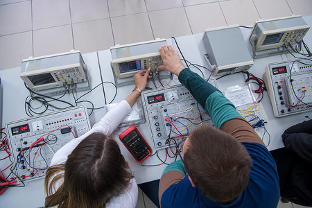 高端住区学生在电子教室最高端观上练习的学生人数力量学习训练电子产品男人工程女性教学实习生职业背景