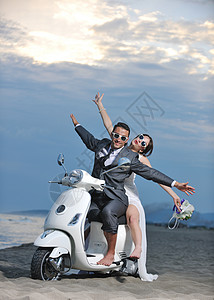 刚结婚的夫妇在海滩上骑白色摩托车男性女性旅行气球微笑农村男人婚姻支撑女孩背景图片
