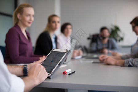 使用平板板板会议用手紧靠着商务人士的手团体合作商务电脑成人工作药片人士成功工人背景图片