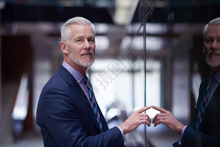 高级商务人士肖像头发胡须灰色潮人成人微笑男性商务白色办公室背景图片
