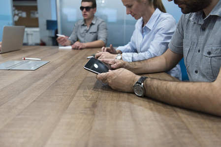 使用平板板板会议用手紧靠着商务人士的手工作日历人士团体工人办公室商务成人桌子组织背景图片