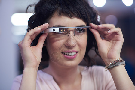妇女使用虚拟现实工具计算机眼镜的虚拟真人电脑学生创新眼睛技术互联网高科技数据模拟屏幕女士背景图片
