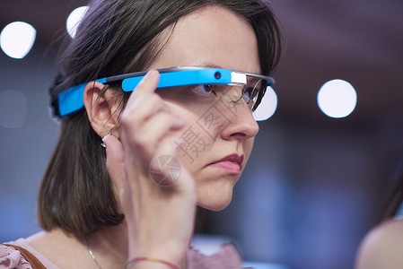 妇女使用虚拟现实工具计算机眼镜的虚拟真人电脑科学展示眼睛模拟屏幕护目镜商业女士创新技术背景图片