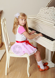 白色钢琴素材女孩弹钢琴学习房间乐器钢琴家天赋黑色孩子们白色音乐会教育背景