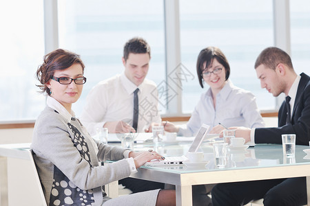 商业界人士小组在会议上的发言套装工作女性大厅笔记本商务电脑桌子老板团体背景图片