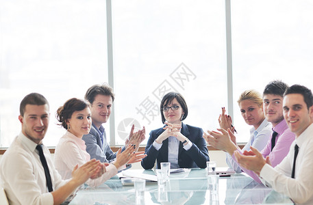 商业界人士小组在会议上的发言女性成功男性工作商务经理女孩笔记本桌子管理人员背景图片