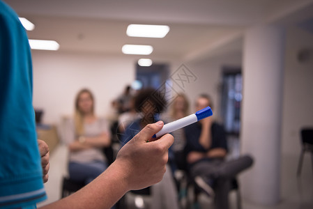 教师用标记手贴紧电脑木板老师青少年专家女士教学知识成人科学图片