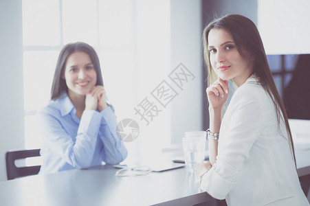 两名办公室女同事在办公桌边工作经理合伙女性商业成人员工团队就业男人一起高清图片素材